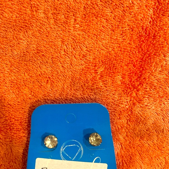 Beautiful diamond accented necklace. Gold color turn heads with unique design. - Picture 2 of 4